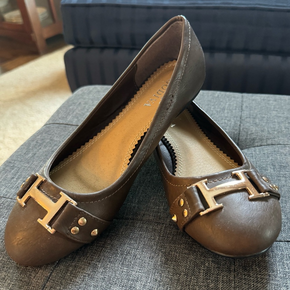 Brown flats sz 6.5 with gold accent